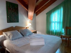 A bed or beds in a room at BPIRINEOS-Estós