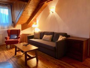 A seating area at BPIRINEOS-Estós