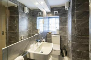 uma casa de banho com um lavatório e um WC em Burbage Holiday Lodge Apartment 3 em Blackpool