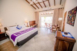 Postel nebo postele na pokoji v ubytování Arhimser Villa-superb 4 bedroom beachfront for 8 in Ranna, Tangalle, BB, pool, free pick up for 7 night stays arriving together, serviced, taxes included