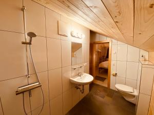 A bathroom at Haus 26 Weißbriach