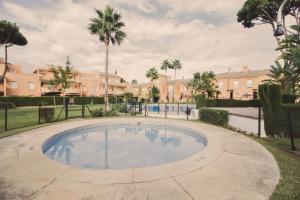 Swimmingpoolen hos eller tæt på Apartamento Jardín del golf 2