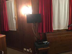 Et tv og/eller underholdning på renovated studio ski in ski out, CIR 0282 + 11 billeder