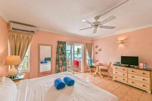 Cama ou camas em um quarto em Butterfly Beach Hotel