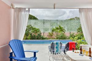 A piscina localizada em Butterfly Beach Hotel ou nos arredores