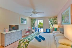 Uma TV ou centro de entretenimento em Butterfly Beach Hotel