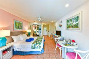 Cama ou camas em um quarto em Butterfly Beach Hotel