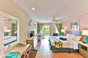 Uma área de estar em Butterfly Beach Hotel