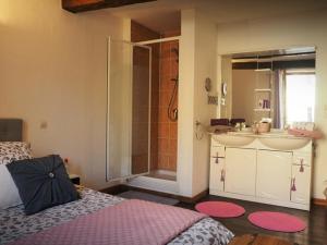 ein Schlafzimmer mit einer Dusche, einem Bett und einem Waschbecken in der Unterkunft L'AMARILYS chambre d'hôte in Châteauneuf-du-Pape