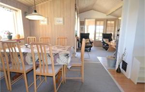 BjerregårdにあるNice Home In Hvide Sande With Kitchenのダイニングルーム(テーブル、椅子付)