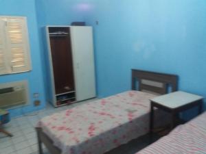 una camera da letto con due letti singoli e una finestra di CASA das ORQUÍDEAS NOTA 1000 a Teresina