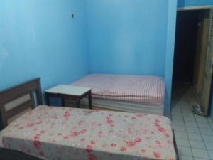 una piccola stanza con due letti e un tavolo di CASA das ORQUÍDEAS NOTA 1000 a Teresina