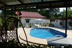 Bazén v ubytování 1 bedroom pool Villa Tropical fruit garden Fast Wifi Smart Tv nebo v jeho okolí
