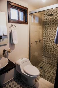 La salle de bains est pourvue de toilettes et d'une douche en verre. dans l'établissement TIERRA SOÑADA HOTEL BOUTIQUE, à Tepatitlán de Morelos