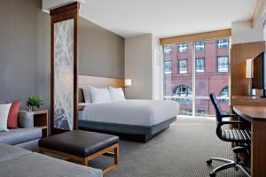 Postel nebo postele na pokoji v ubytování Hyatt Place Grand Rapids Downtown