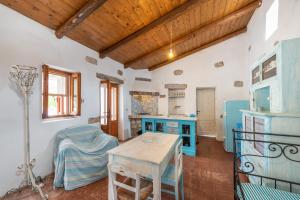 - une cuisine avec des plafonds en bois et une table dans une chambre dans l'établissement Dimora tipica Carlofortina, à Carloforte