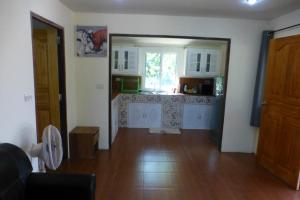 sala de estar con cocina con encimera en 1 bedroom pool Villa Tropical fruit garden Fast Wifi Smart Tv en Ban Sang Luang