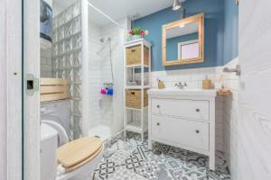 łazienka z umywalką i toaletą w obiekcie Apartamento "soñac sol" w mieście Los Caños de Meca