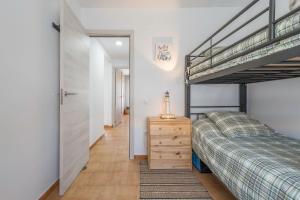 sypialnia z łóżkiem piętrowym i schodami w obiekcie Apartamento "soñac sol" w mieście Los Caños de Meca