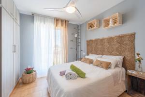 sypialnia z białym łóżkiem i ręcznikami na nim w obiekcie Apartamento "soñac sol" w mieście Los Caños de Meca