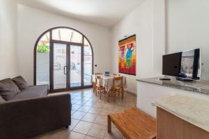 una sala de estar con un sofá y una mesa en Casa di Mariella, en Otranto