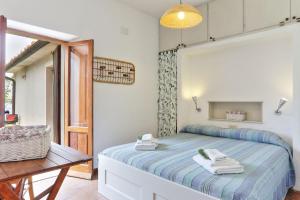 een slaapkamer met een bed, een tafel en een raam bij Casa La Capraia in Zanca