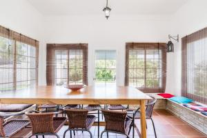 チクラナ・デ・ラ・フロンテーラにあるVilla Sol - Sólo familiasのダイニングルーム(大きな木製テーブル、椅子付)