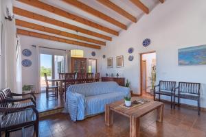 sala de estar con sofá y mesa en Los Arcos, en Sant Lluis