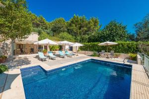 The swimming pool at or close to Finca Coster