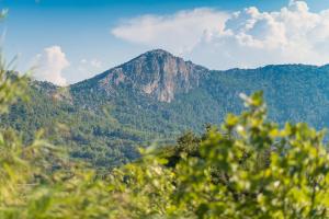 A general mountain view or a mountain view taken from A villát
