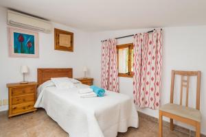 A bed or beds in a room at Finca Coster Még 28 kép