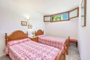 A bed or beds in a room at Sa Barraca d'en Caminer
