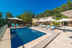 The swimming pool at or close to Finca Coster