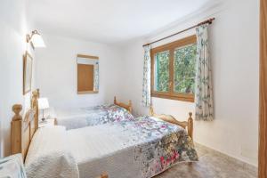 A bed or beds in a room at Sa Barraca d'en Caminer
