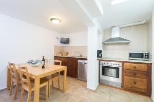 A kitchen or kitchenette at Finca Coster
