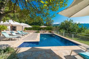 The swimming pool at or close to Finca Coster