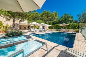The swimming pool at or close to Finca Coster