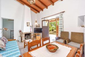 een woonkamer met een tafel en een bank bij Casa Ventura in Portopetro
