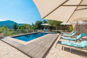 The swimming pool at or close to Finca Coster