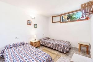 A bed or beds in a room at Sa Barraca d'en Caminer