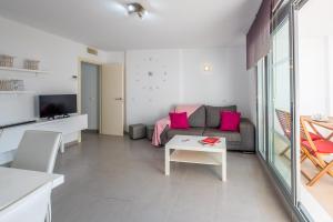 salon z kanapą i stołem w obiekcie Casa Grullo w mieście Conil de la Frontera