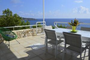 um pátio com uma mesa e cadeiras e o oceano em Perla sul mare Adriatico em Marittima