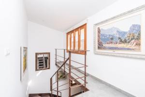 eine Treppe in einem Zimmer mit Wandgemälde in der Unterkunft S Olivera in Can Picafort