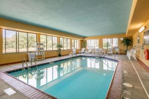 een zwembad in een hotelkamer met een groot raam bij Comfort Suites Hopkinsville near Fort Campbell in Hopkinsville