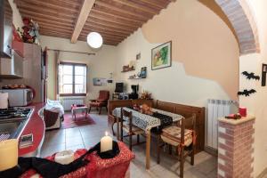 een keuken en een woonkamer met een tafel in een kamer bij Sunflower in Palaia