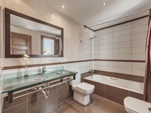 A bathroom at Montevela
