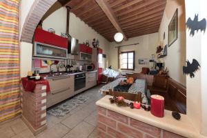 a kitchen with bat decorations on the counter in a room at Sunflower in Palaia