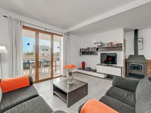 uma sala de estar com um sofá e uma lareira em Montevela em Cala d´Or