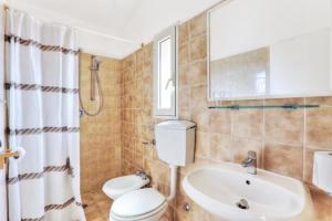 a bathroom with a toilet and a sink and a mirror at Villa Artistica app.1/trilo 6 (trilocale) in Capoliveri