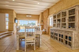 uma sala de jantar com uma mesa de madeira e cadeiras em Casa Tomás em Sant Francesc Xavier